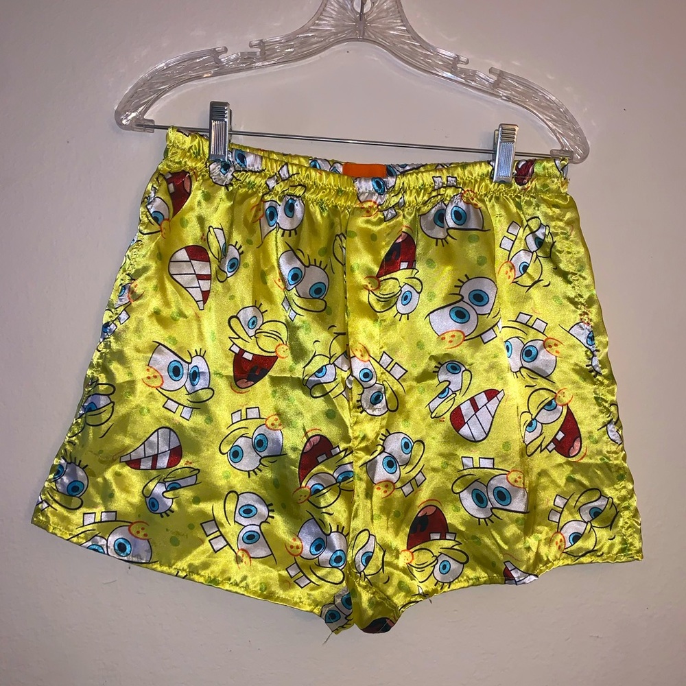 Can fit as size medium and large. For men’s and womans wear.